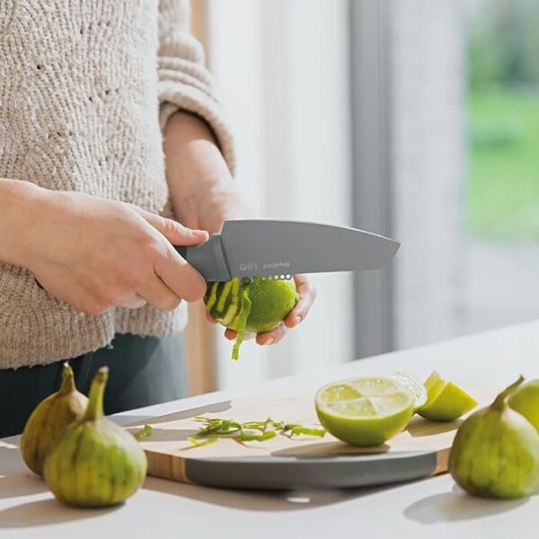 Coltello per verdure BergHOFF Balance con lama antiaderente da 11 cm e zester integrato.