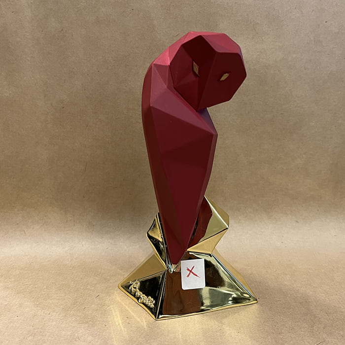 Statua Bongelli Gufo Rosso Scarlatto con base dorata, collezione Modern Animal.