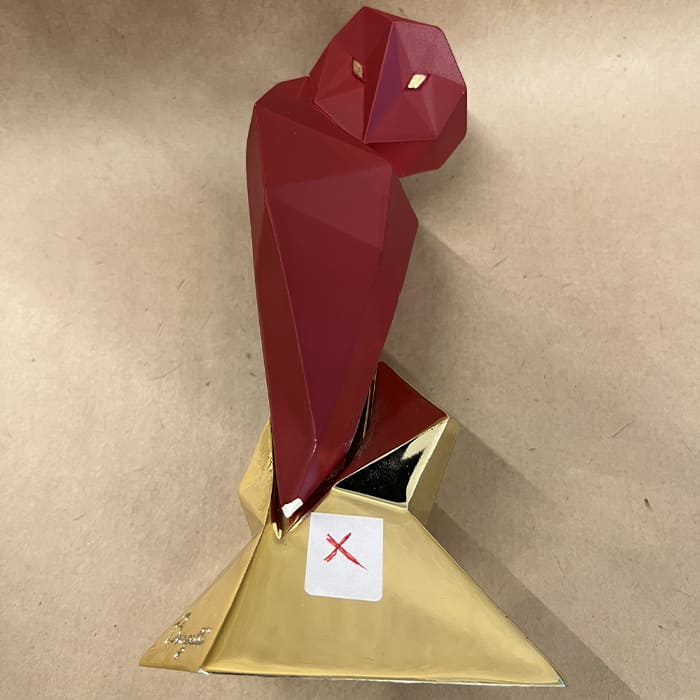 Statua Bongelli Gufo Rosso Scarlatto con base dorata, collezione Modern Animal.