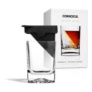 Bicchiere Corkcicle Whiskey Wedge con ghiaccio a cuneo.