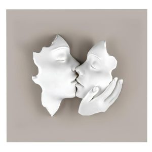 Quadro decorativo "Bacio" con pannello in legno nocciola e scultura in marmorino bianco, dimensioni 50x50 cm.