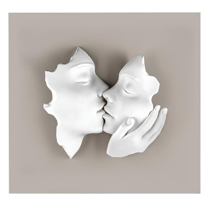 Quadro decorativo "Bacio" con pannello in legno nocciola e scultura in marmorino bianco, dimensioni 50x50 cm.