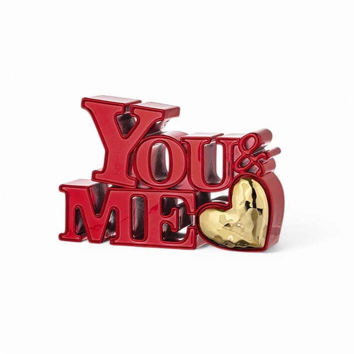 Scritta decorativa YOU & ME in resina rossa con finitura lucida, dimensioni 8x6 cm.