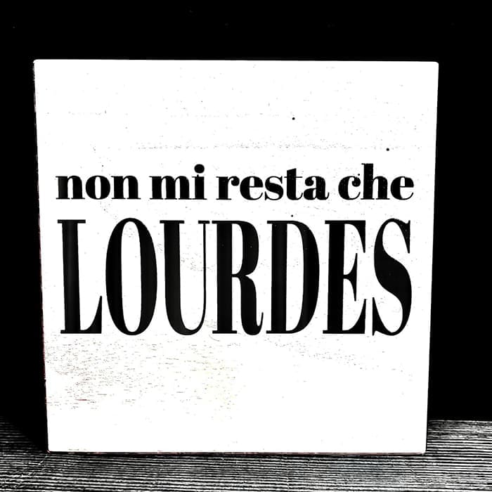 Dedica in legno profumato con frase "Non mi resta che Lourdes"