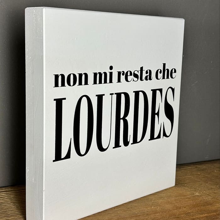 Dedica in legno profumato con frase "Non mi resta che Lourdes"