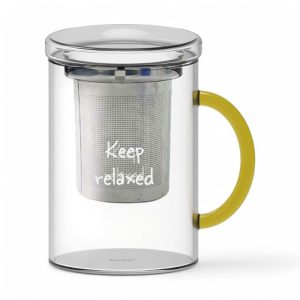 Tisaniera in vetro borosilicato con filtro in acciaio inox, manico giallo e scritta decorativa "Keep Relaxed"