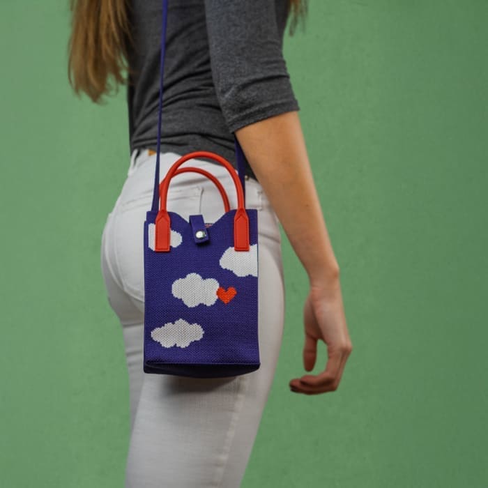 Portacellulare in maglia WD Lifestyle con decorazione a nuvole
