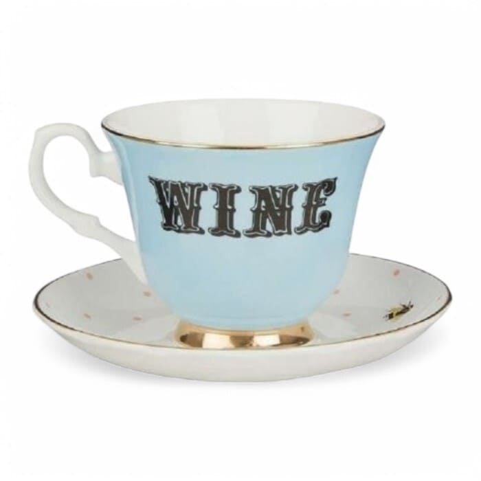 Tazza con piattino Yvonne Ellen azzurra con scritta WINE