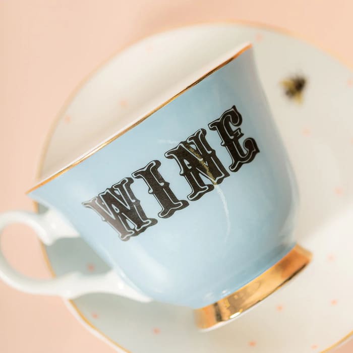 Tazza con piattino Yvonne Ellen azzurra con scritta WINE