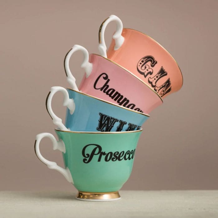 Tazza con piattino Yvonne Ellen azzurra con scritta WINE