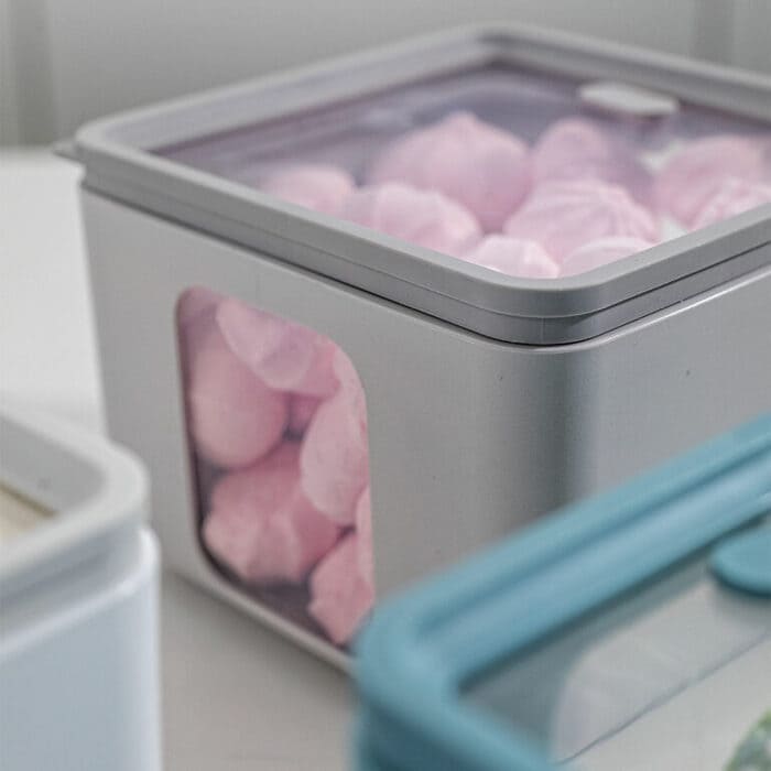 Contenitori Blim Peek Box pieni di marshmallow