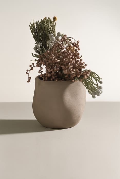 Vaso basso in terracotta colore tortora