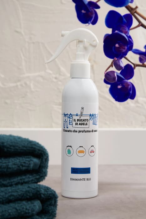 Flacone spray da 250 ml di Profumatore per Tessuti Diamante Blu Il Bucato di Adele
