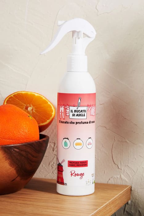 Flacone spray da 250 ml di Profumatore per Tessuti Rouge Il Bucato di Adele