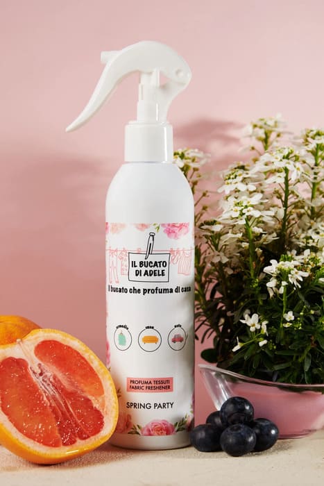Flacone spray da 250 ml di Profumatore per Tessuti Spring Party Il Bucato di Adele