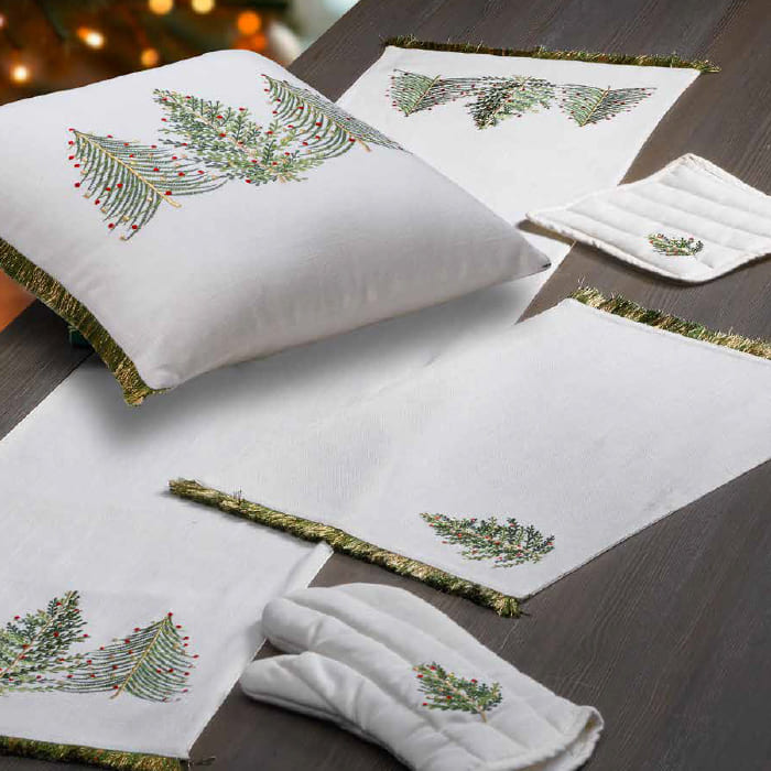 Set tessile natalizio bianco con ricami di alberi di Natale
