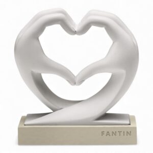 Scultura mani a cuore bianca su base tortora Fantin