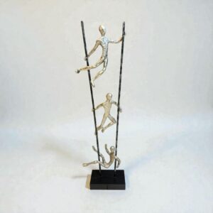 Scultura Silea scala con tre atleti in acciaio
