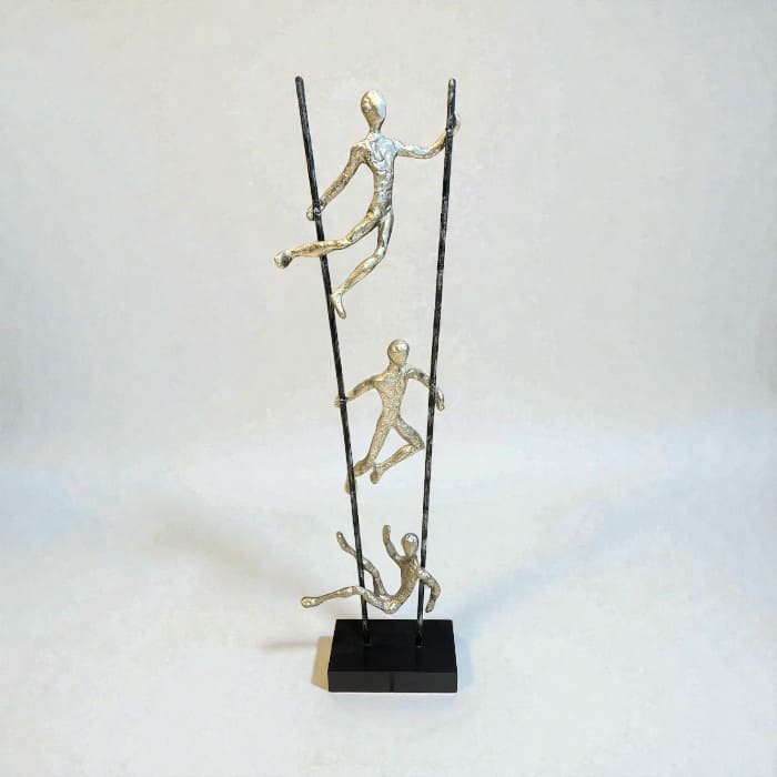 Scultura Silea scala con tre atleti in acciaio