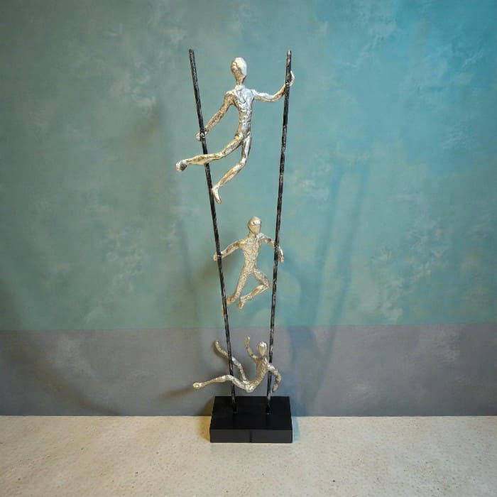 Scultura Silea scala con tre atleti in acciaio