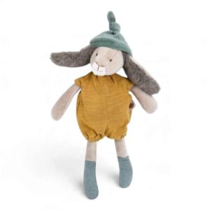 Moulin Roty coniglietto Ocra La Forêt Mawa con tutina color ocra, cappello Verde e lunghe orecchie morbide.