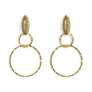 Orecchini Bocarol in bronzo placcato color oro con due cerchi pendenti di diverse dimensioni e superficie martellata