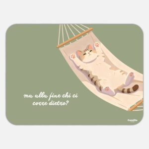 Tovaglietta rettangolare Camilla Chi ci corre dietro con gatto rilassato sull'amaca, frase ironica e sfondo verde salvia.