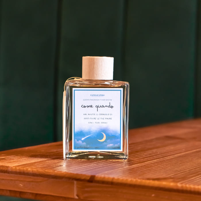 Come Quando profumatore ambiente Coraggio 200 ml Eucalipto e Patchouli con flacone in vetro e tappo in legno.